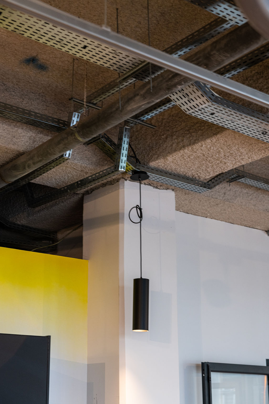 Bureaux contemporains, lignes épurées et lumière naturelle — bureaux de Brut (photographie d’architecture intérieure) — reportage signé Jonathan Moyal