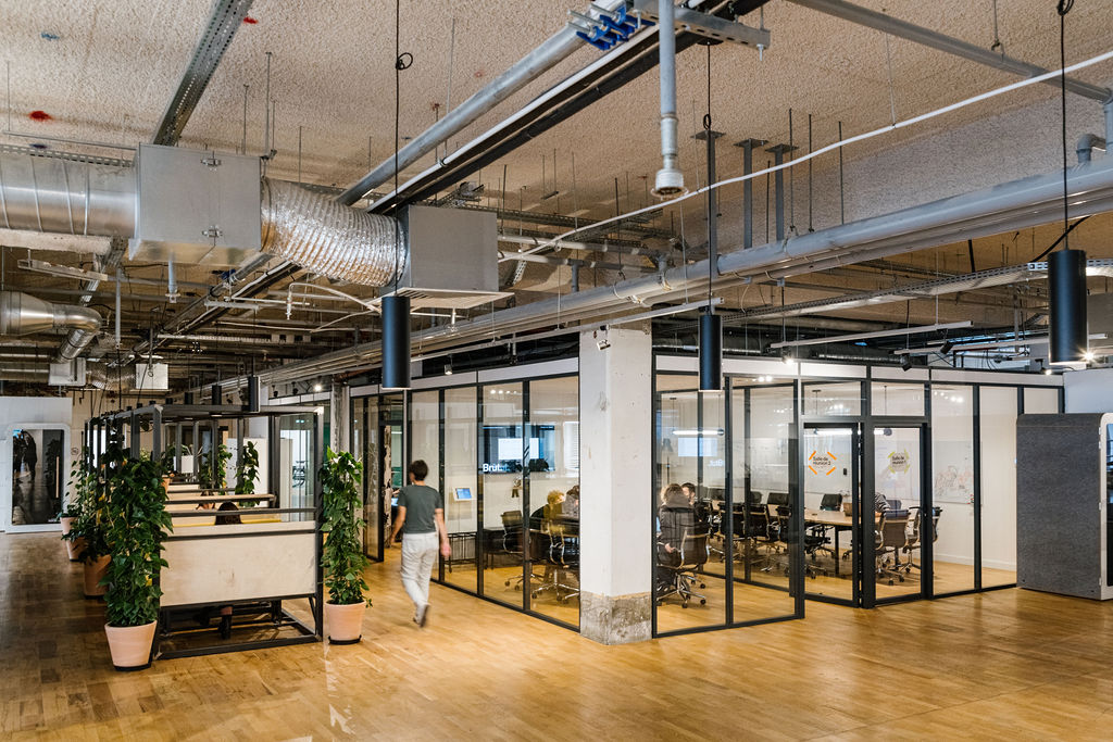 Bureaux contemporains, lignes épurées et lumière naturelle — bureaux de Brut (photographie d’architecture intérieure) — reportage signé Jonathan Moyal