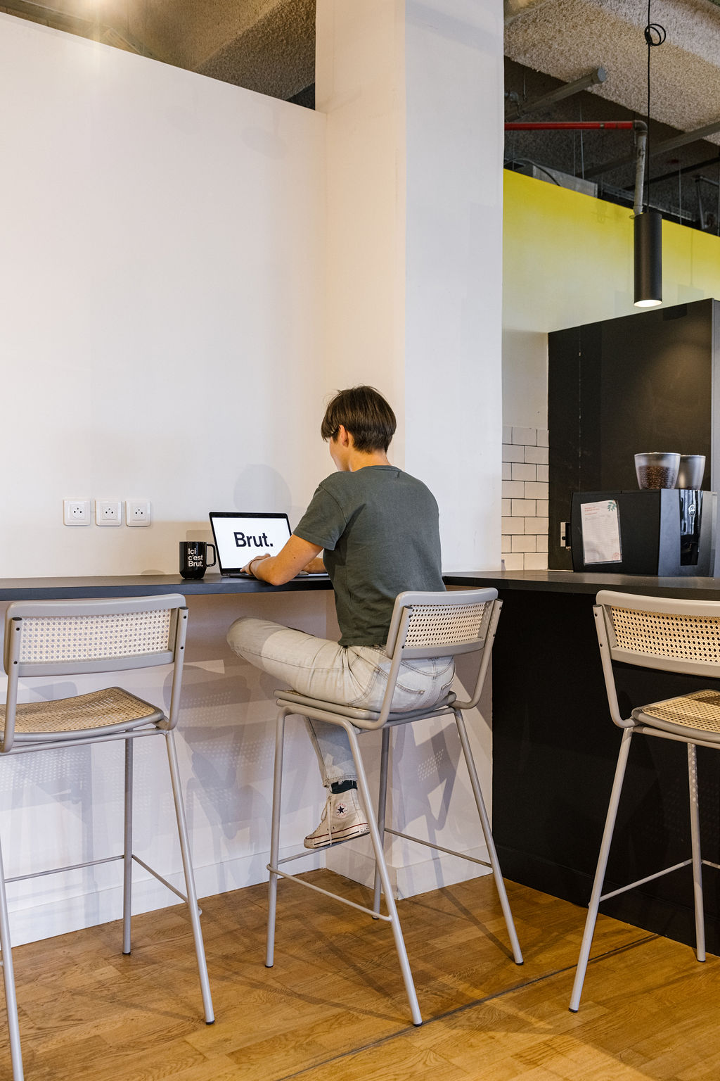 Bureaux contemporains, lignes épurées et lumière naturelle — bureaux de Brut (photographie d’architecture intérieure) — reportage signé Jonathan Moyal