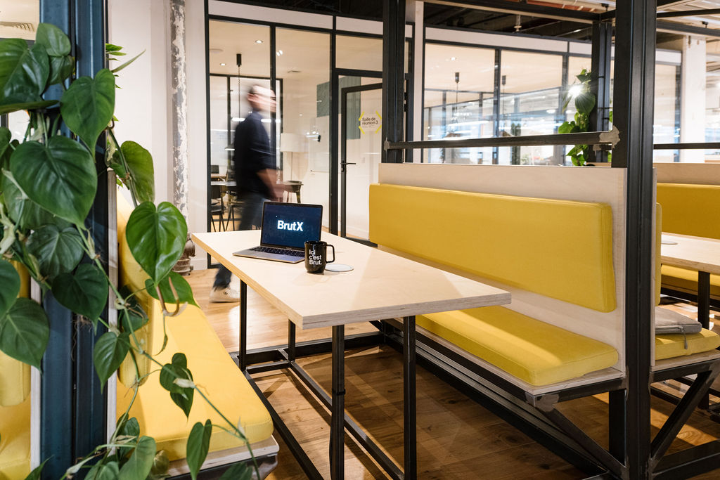 Bureaux contemporains, lignes épurées et lumière naturelle — bureaux de Brut (photographie d’architecture intérieure) — reportage signé Jonathan Moyal