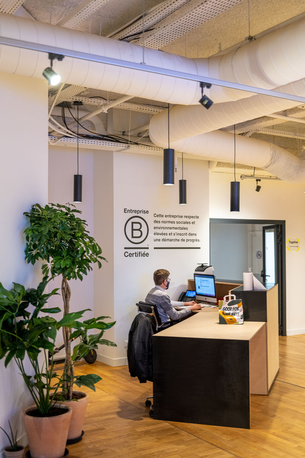 Bureaux contemporains, lignes épurées et lumière naturelle — bureaux de Brut (photographie d’architecture intérieure) — reportage signé Jonathan Moyal
