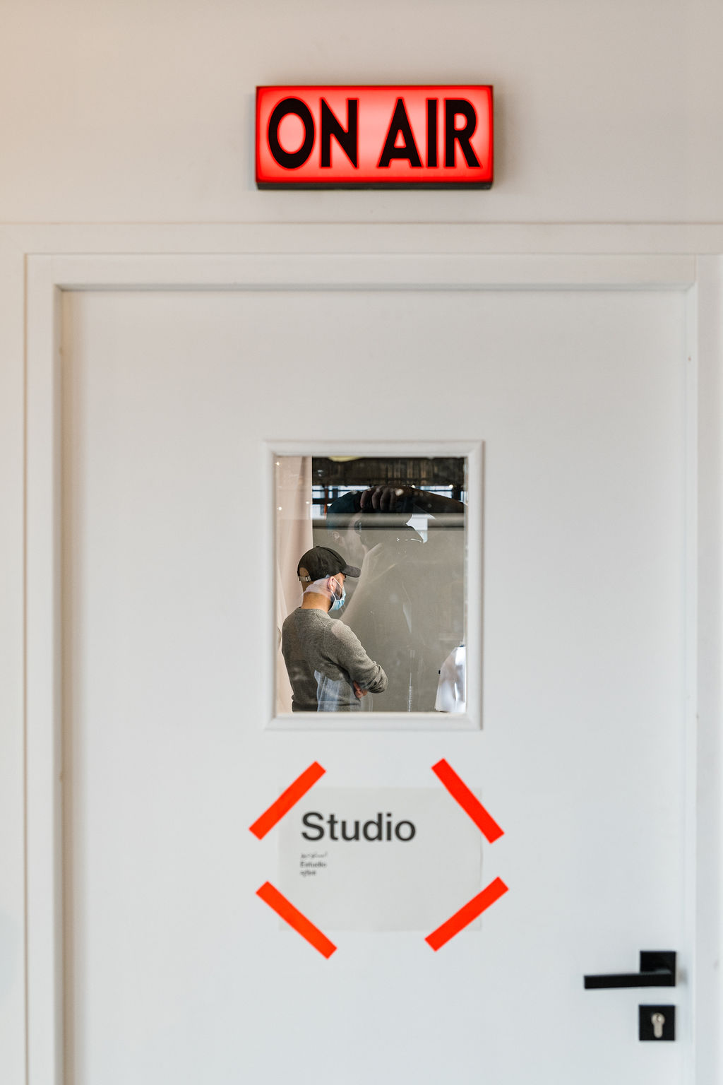 Bureaux contemporains, lignes épurées et lumière naturelle — bureaux de Brut (photographie d’architecture intérieure) — reportage signé Jonathan Moyal