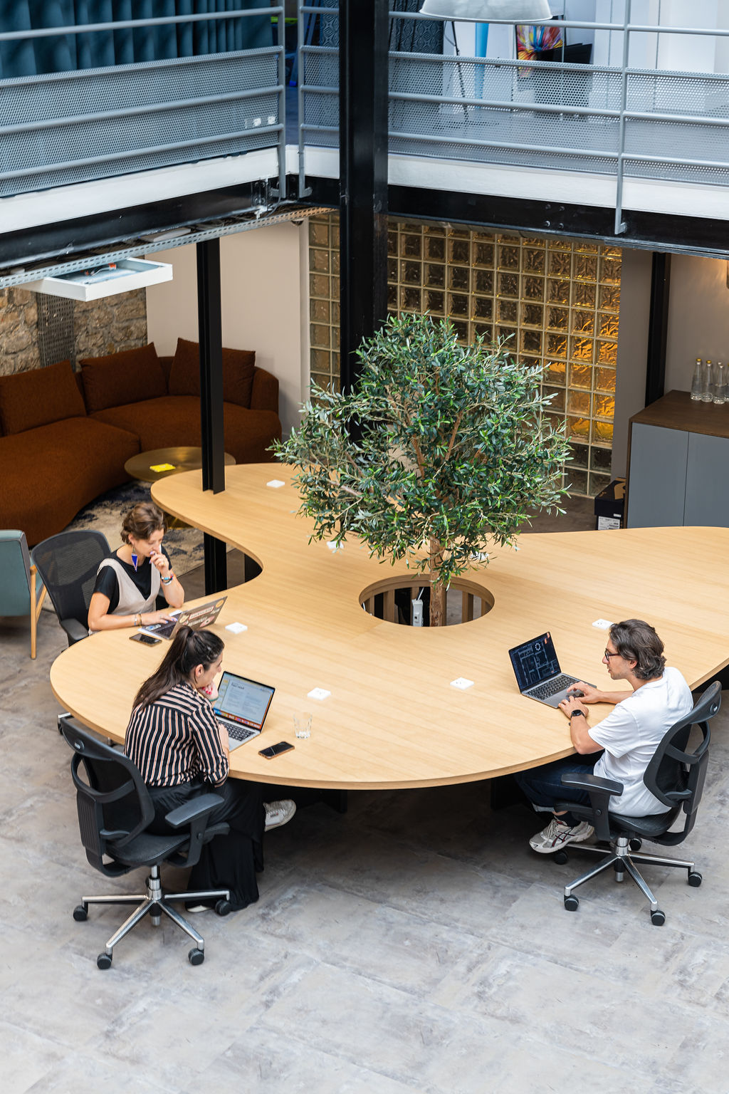 Open space moderne, volumes clairs et circulation fluide (photographie de bureaux)
