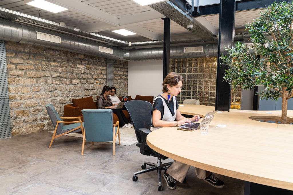 Open space moderne, volumes clairs et circulation fluide (photographie de bureaux)