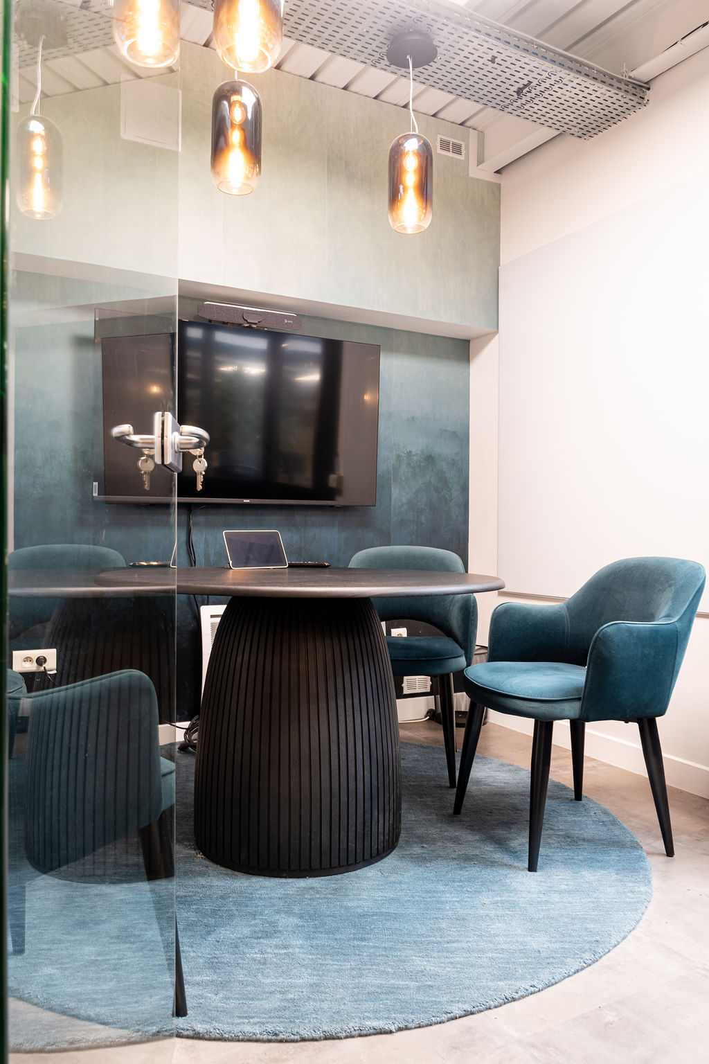 Open space moderne, volumes clairs et circulation fluide (photographie de bureaux)