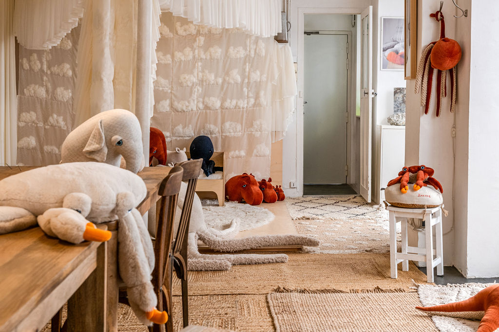 Open space moderne, volumes clairs et circulation fluide — BigStuffed (photographie de bureaux) — par Jonathan Moyal