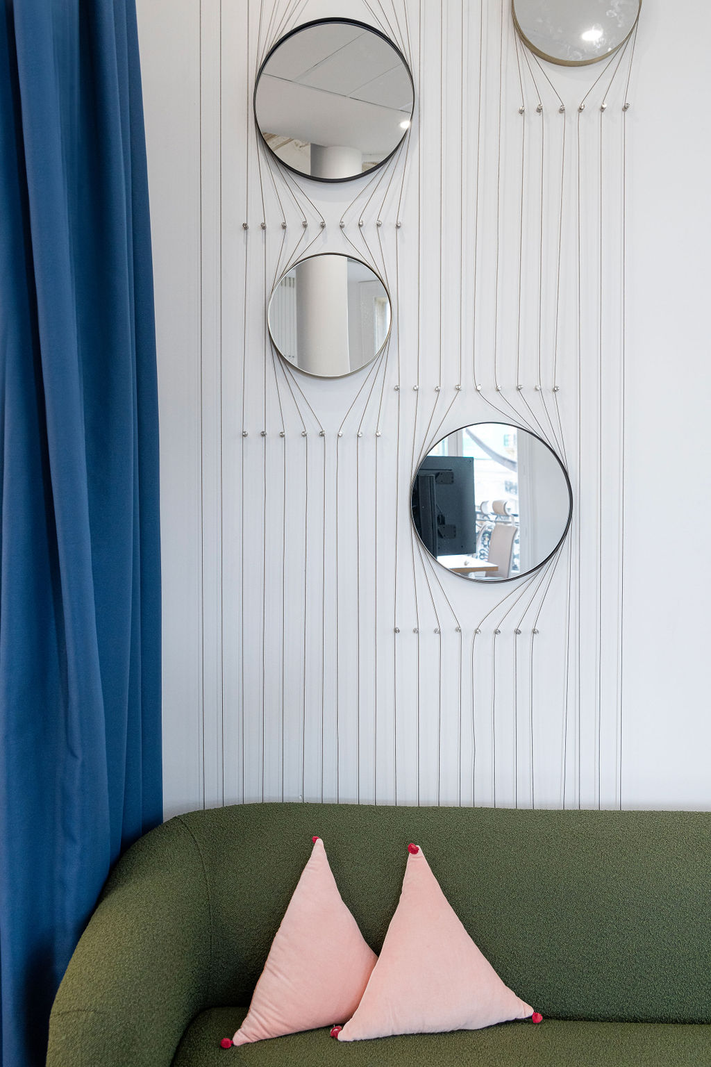 Open space moderne, volumes clairs et circulation fluide — Findle — reportage signé Jonathan Moyal