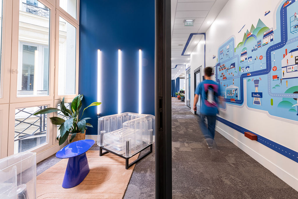 Open space moderne, volumes clairs et circulation fluide — Findle — reportage signé Jonathan Moyal