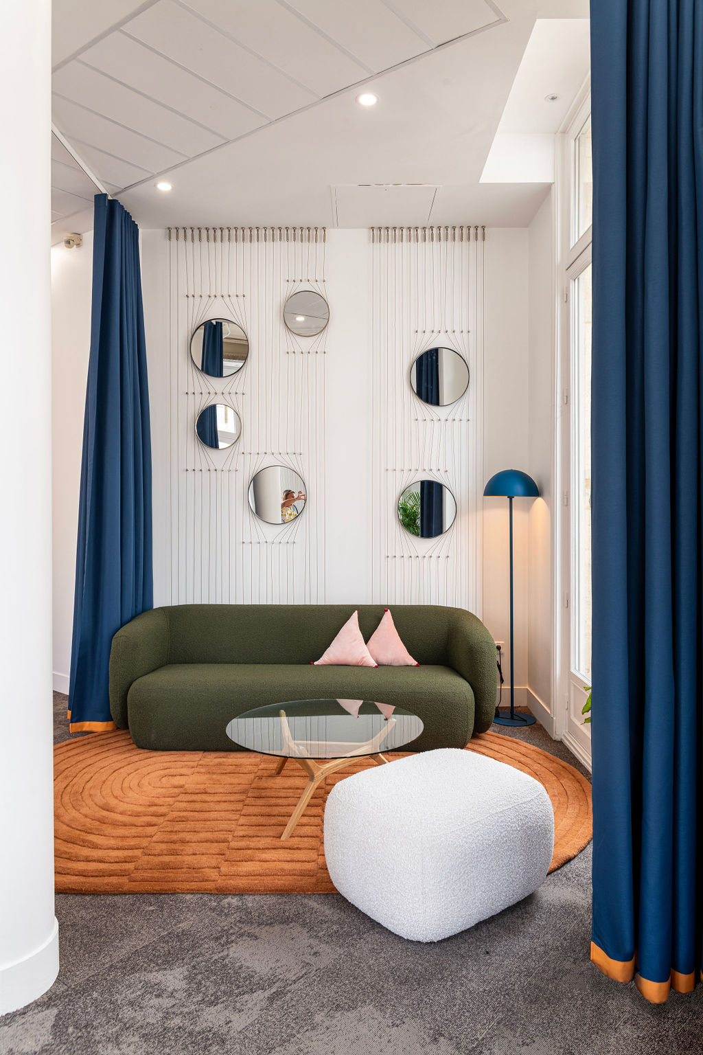 Open space moderne, volumes clairs et circulation fluide — Findle — reportage signé Jonathan Moyal