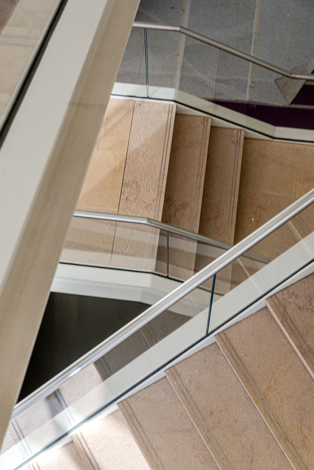 Siège d’entreprise, mise en valeur des volumes et de la scénographie (photographie corporate)