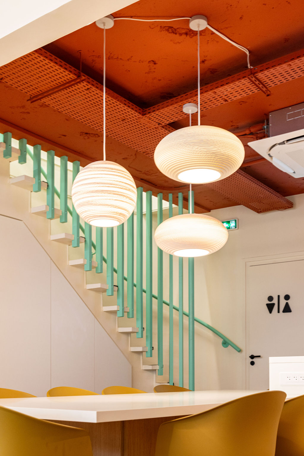 Siège d’entreprise, mise en valeur des volumes et de la scénographie — bureaux de France Defi (photographie de bureaux)