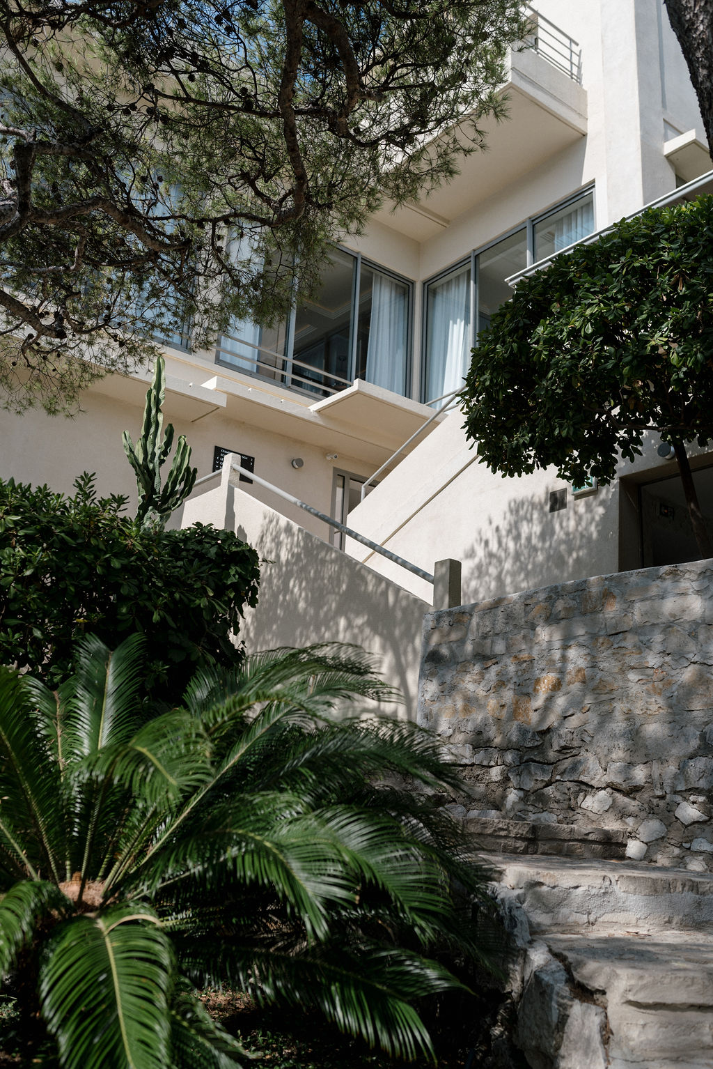 Open space moderne, volumes clairs et circulation fluide — bureaux de Les Roches Blanches (photographie d’architecture intérieure)