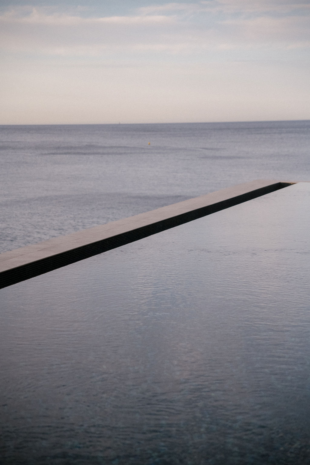 Open space moderne, volumes clairs et circulation fluide — bureaux de Les Roches Blanches (photographie d’architecture intérieure)