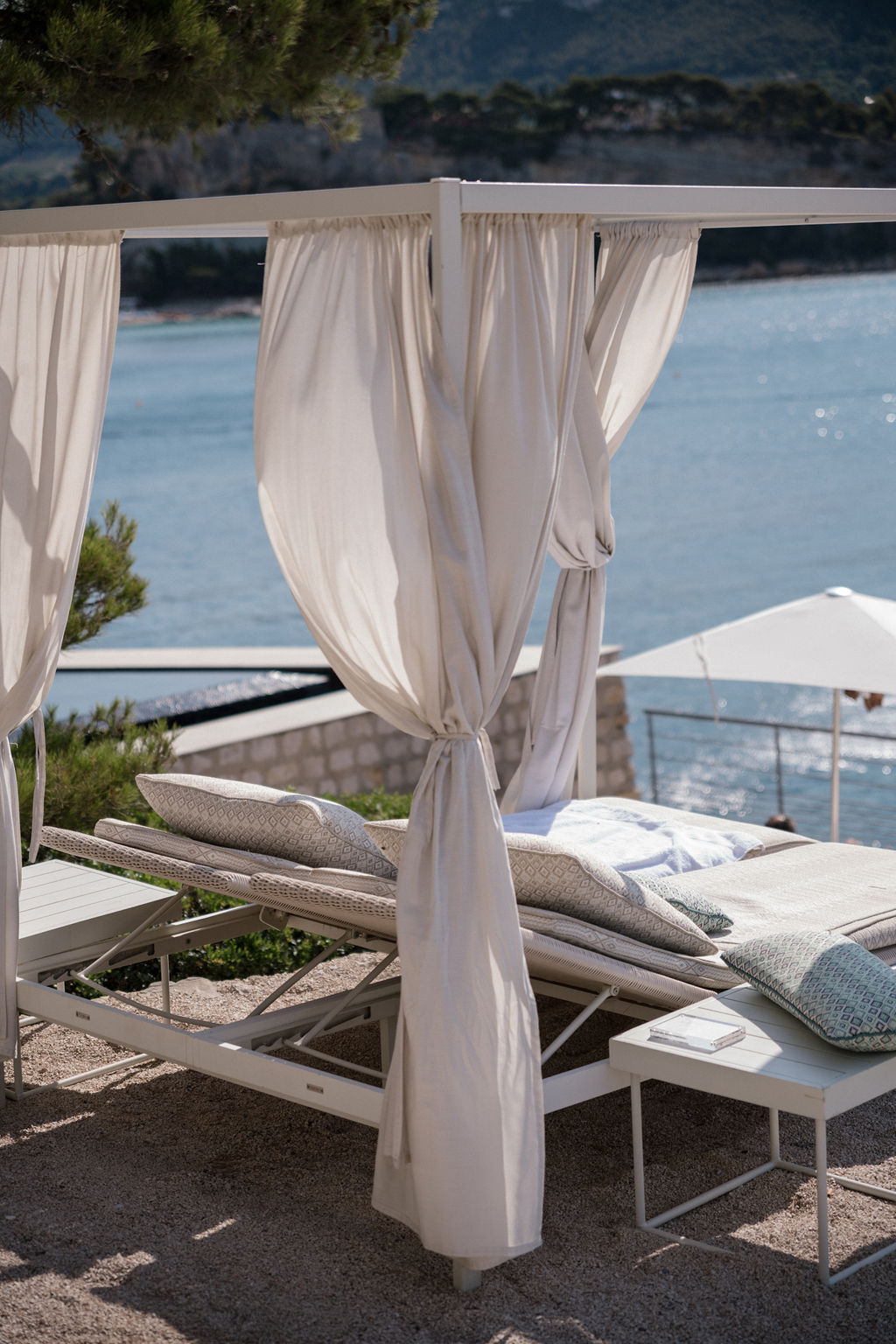 Open space moderne, volumes clairs et circulation fluide — bureaux de Les Roches Blanches (photographie d’architecture intérieure)