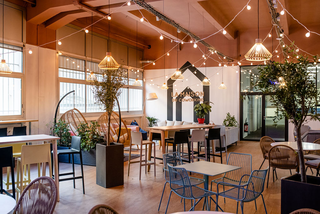 Architecture intérieure de bureaux, ambiance minimaliste et élégante — bureaux de La maison du coworking