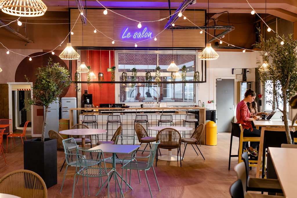 Architecture intérieure de bureaux, ambiance minimaliste et élégante — bureaux de La maison du coworking