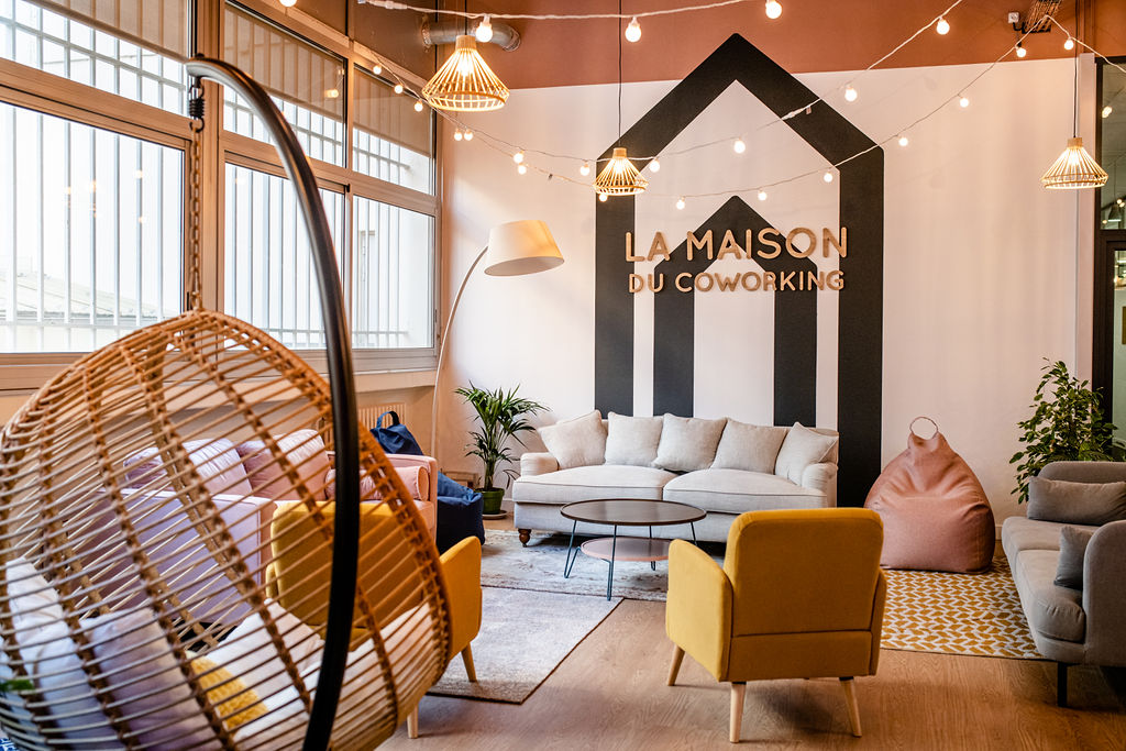 Architecture intérieure de bureaux, ambiance minimaliste et élégante — bureaux de La maison du coworking