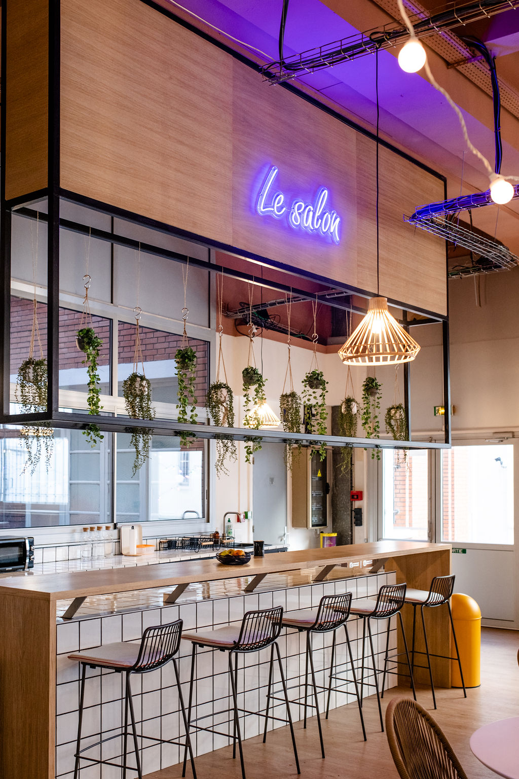 Architecture intérieure de bureaux, ambiance minimaliste et élégante — bureaux de La maison du coworking