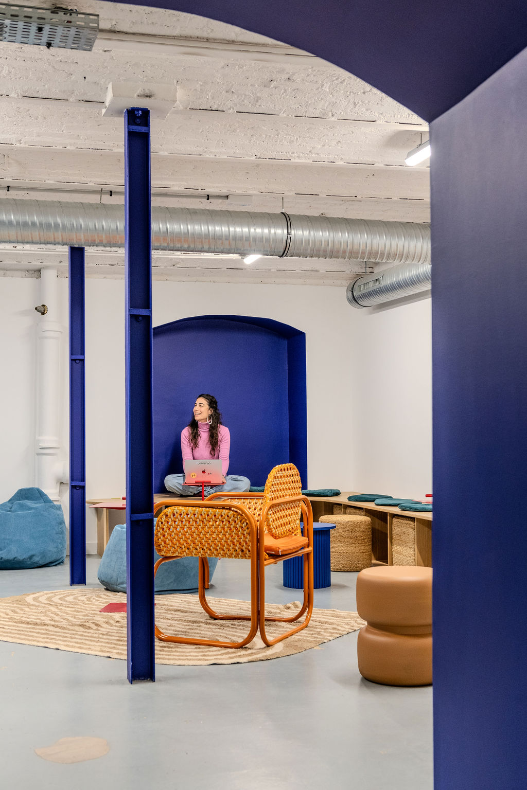 Architecture intérieure de bureaux, ambiance minimaliste et élégante (photographie de bureaux)