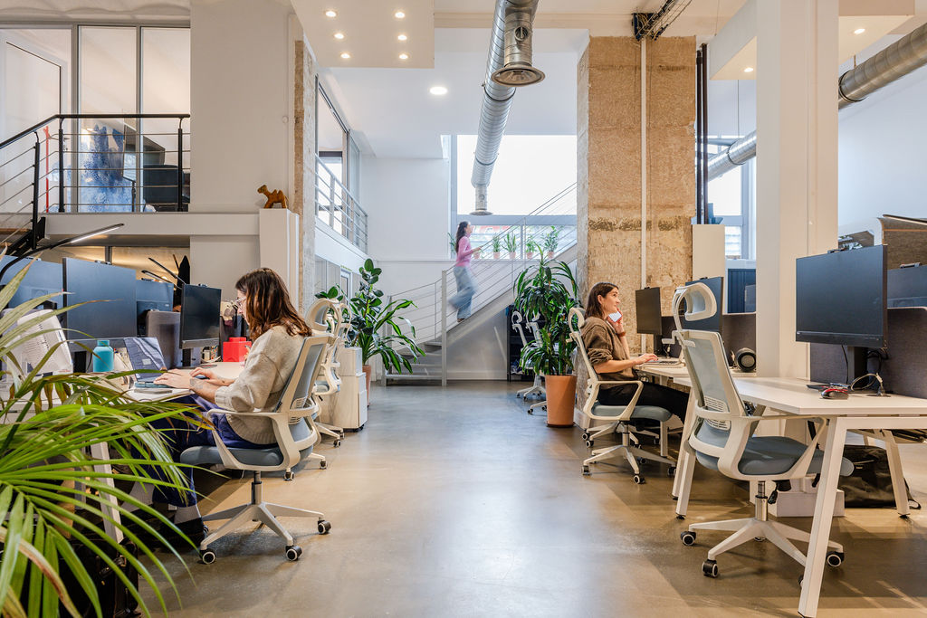 Architecture intérieure de bureaux, ambiance minimaliste et élégante (photographie de bureaux)