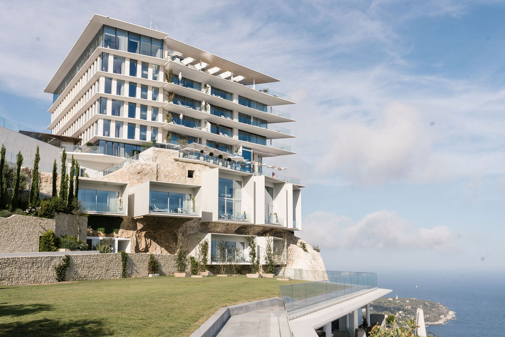 Open space moderne, volumes clairs et circulation fluide — bureaux de The Maybourne Riviera — par Jonathan Moyal