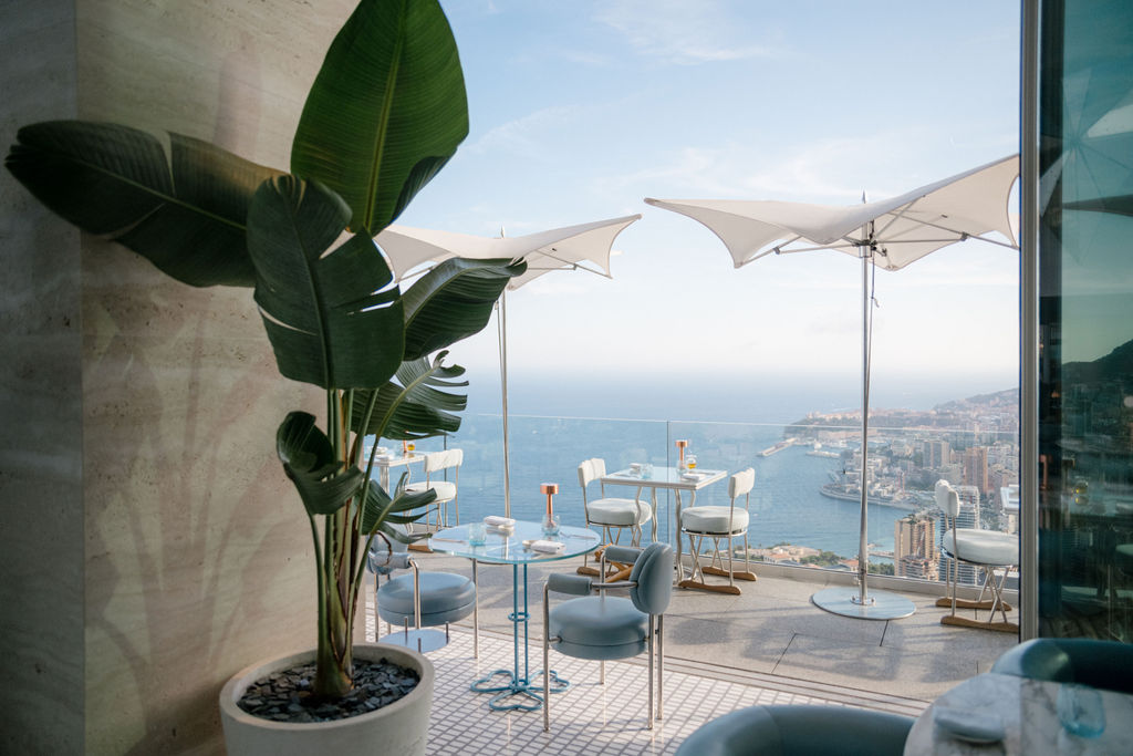 Open space moderne, volumes clairs et circulation fluide — bureaux de The Maybourne Riviera — par Jonathan Moyal