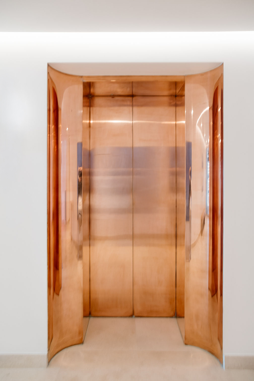 Open space moderne, volumes clairs et circulation fluide — bureaux de The Maybourne Riviera — par Jonathan Moyal