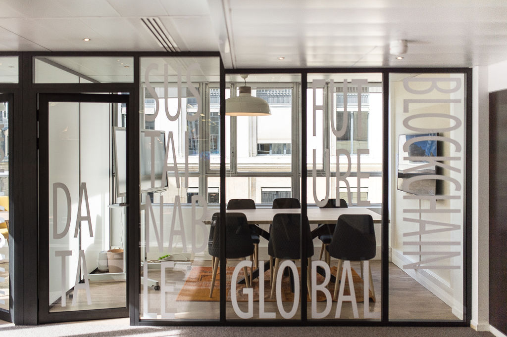 Aménagement de bureaux, perspectives et géométrie du lieu — bureaux de TGS France (photographie de bureaux)