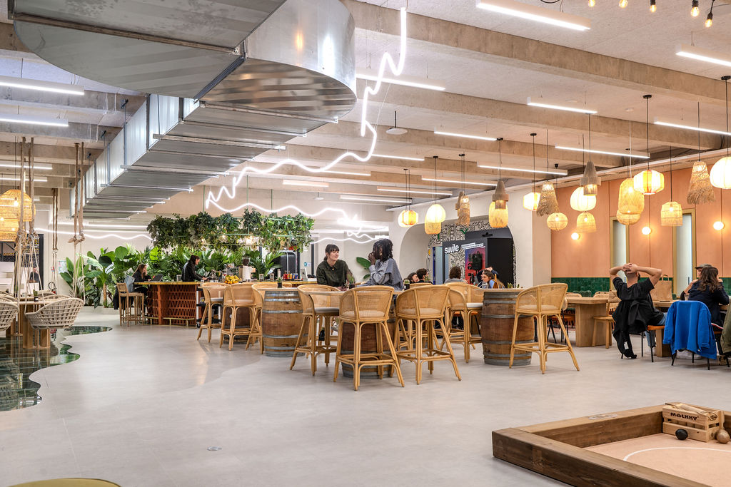 Espace de travail collaboratif, mobilier sur mesure et détails soignés — bureaux de Swile (photographie d’architecture intérieure)