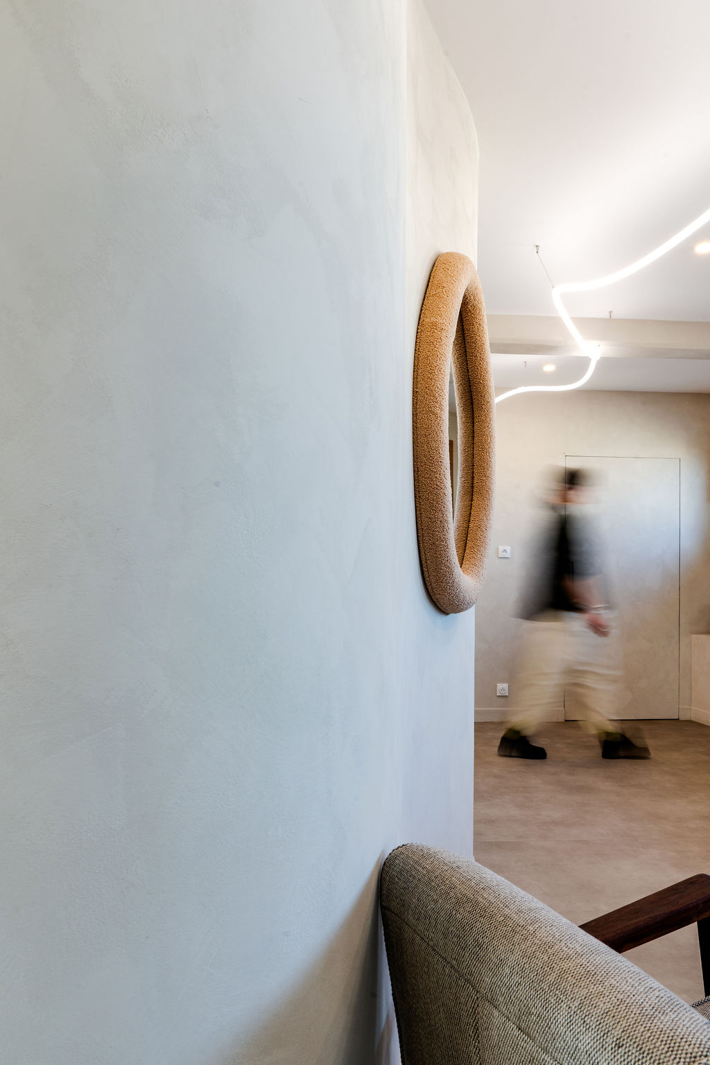 Espace de travail collaboratif, mobilier sur mesure et détails soignés — bureaux de Swile (photographie d’architecture intérieure)