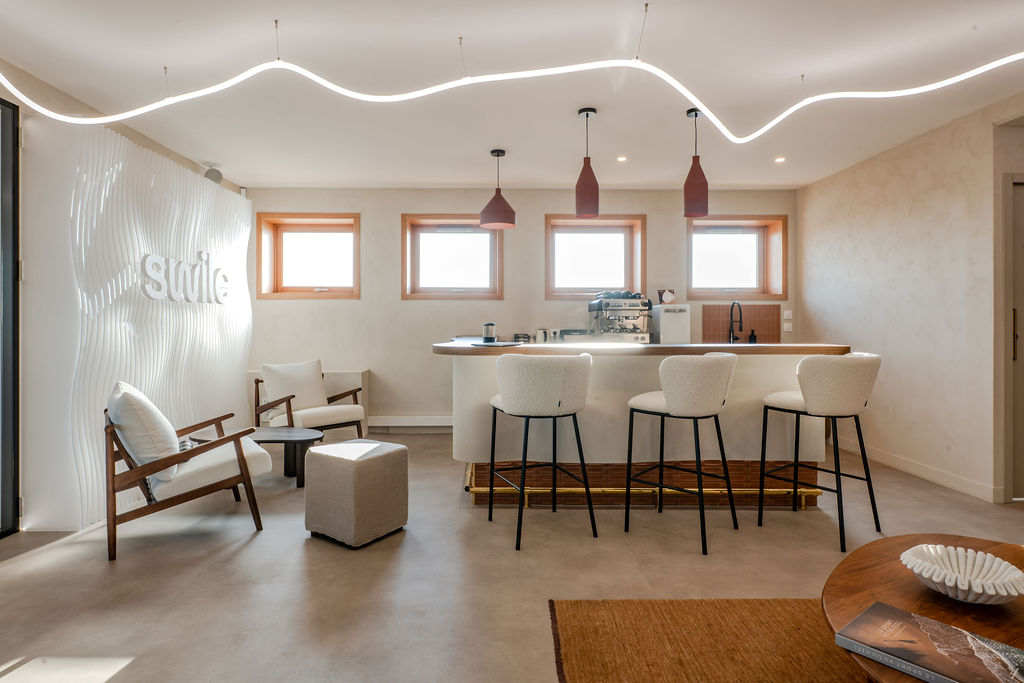 Espace de travail collaboratif, mobilier sur mesure et détails soignés — bureaux de Swile (photographie d’architecture intérieure)