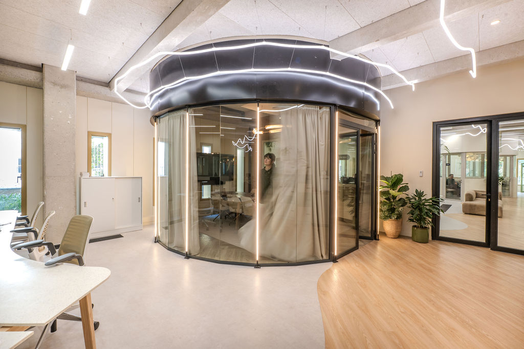 Espace de travail collaboratif, mobilier sur mesure et détails soignés — bureaux de Swile (photographie d’architecture intérieure)