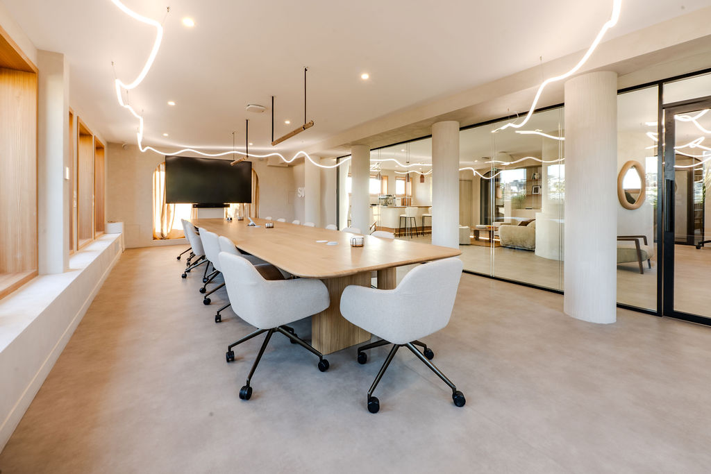 Espace de travail collaboratif, mobilier sur mesure et détails soignés — bureaux de Swile (photographie d’architecture intérieure)