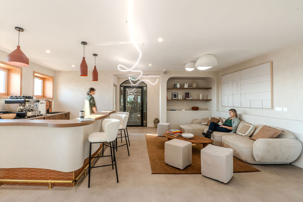 Espace de travail collaboratif, mobilier sur mesure et détails soignés — bureaux de Swile (photographie d’architecture intérieure)