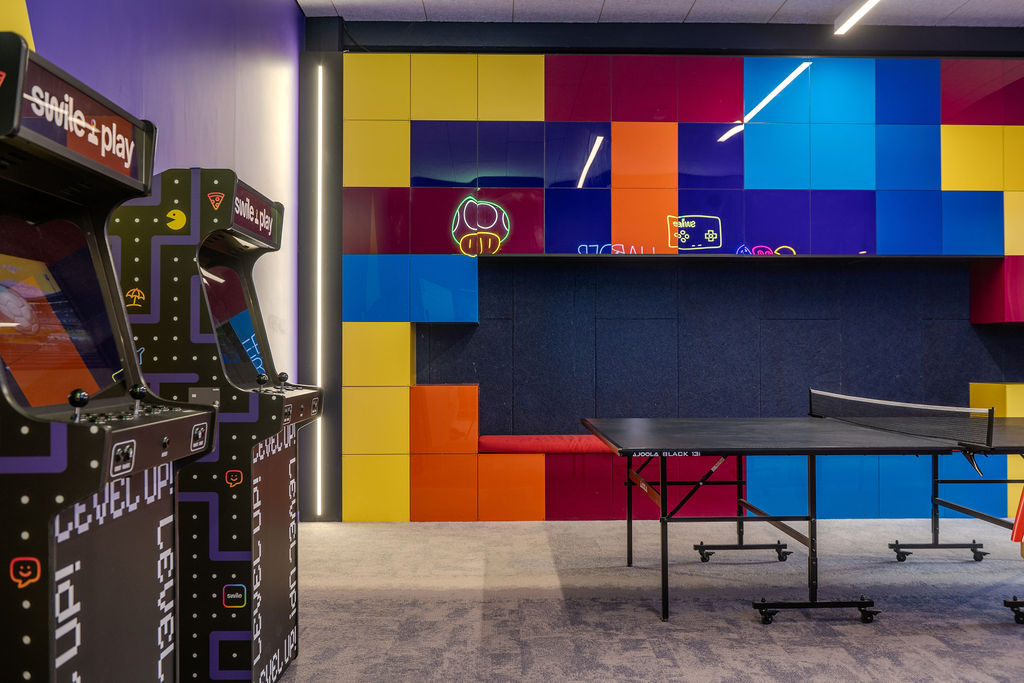 Espace de travail collaboratif, mobilier sur mesure et détails soignés — bureaux de Swile (photographie d’architecture intérieure)