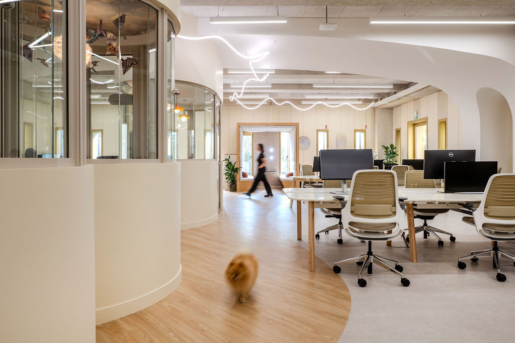 Espace de travail collaboratif, mobilier sur mesure et détails soignés — bureaux de Swile (photographie d’architecture intérieure)