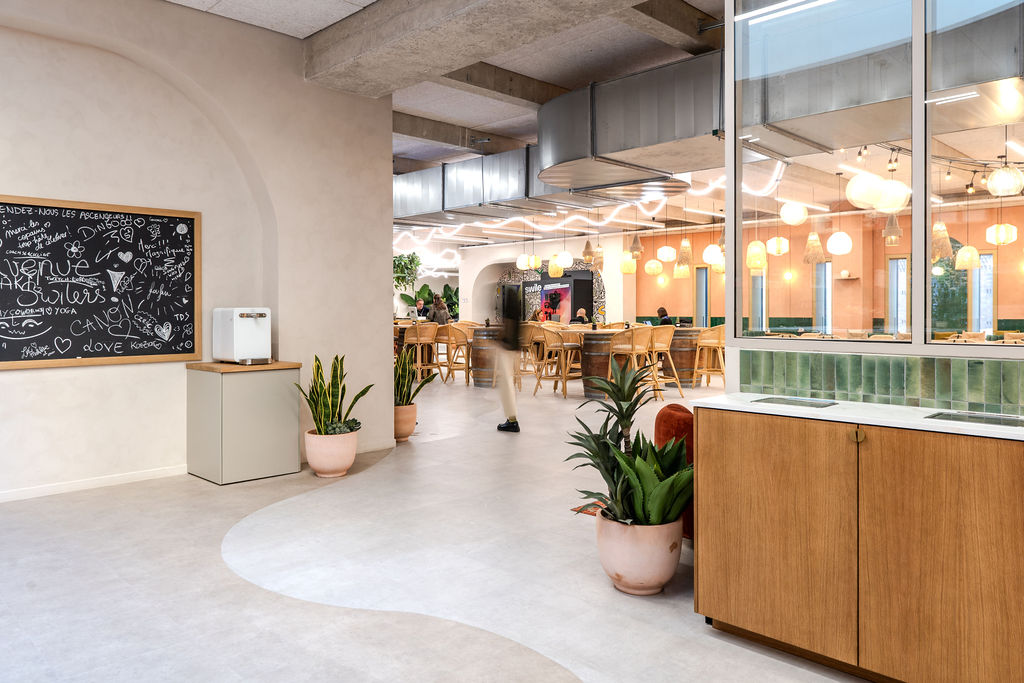 Espace de travail collaboratif, mobilier sur mesure et détails soignés — bureaux de Swile (photographie d’architecture intérieure)