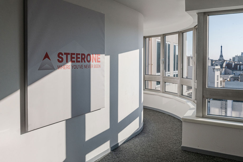 Siège d’entreprise, mise en valeur des volumes et de la scénographie — bureaux de Steerone (photographie d’intérieur)