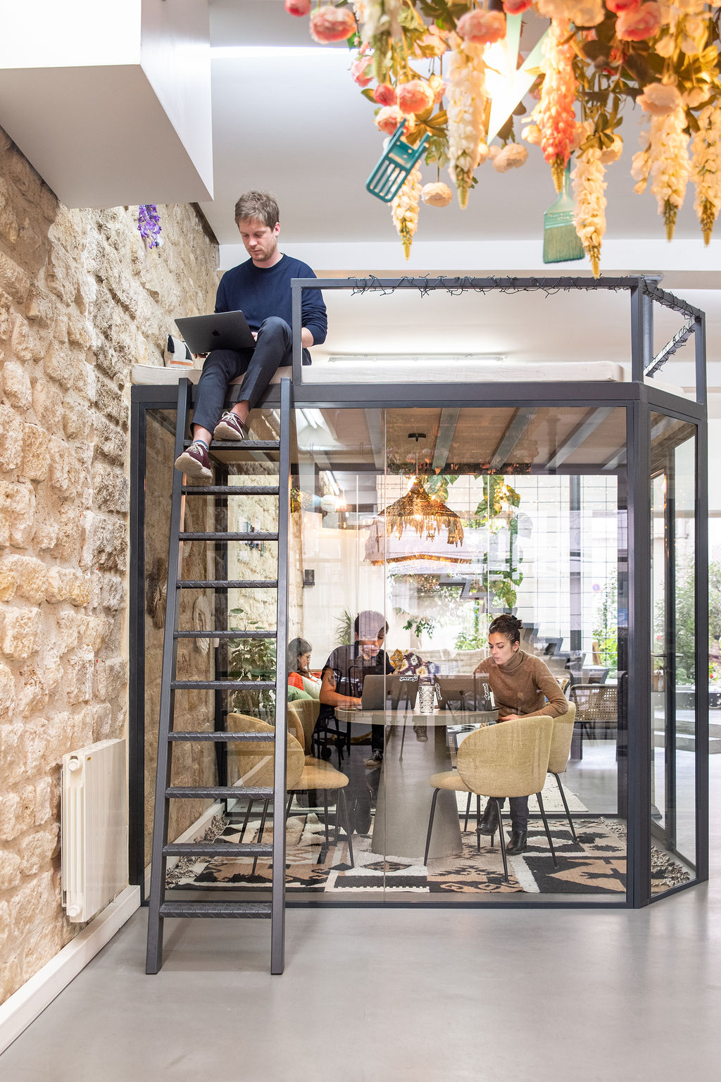 Siège d’entreprise, mise en valeur des volumes et de la scénographie — Yemanja (photographie d’intérieur)