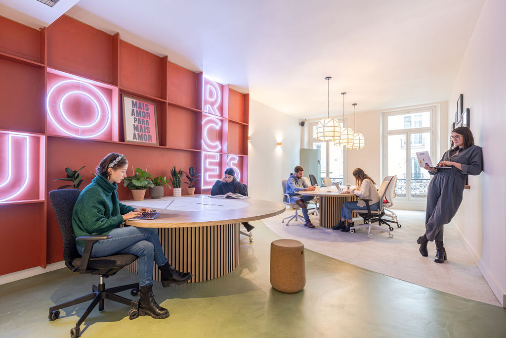 Siège d’entreprise, mise en valeur des volumes et de la scénographie — Yemanja (photographie d’intérieur)