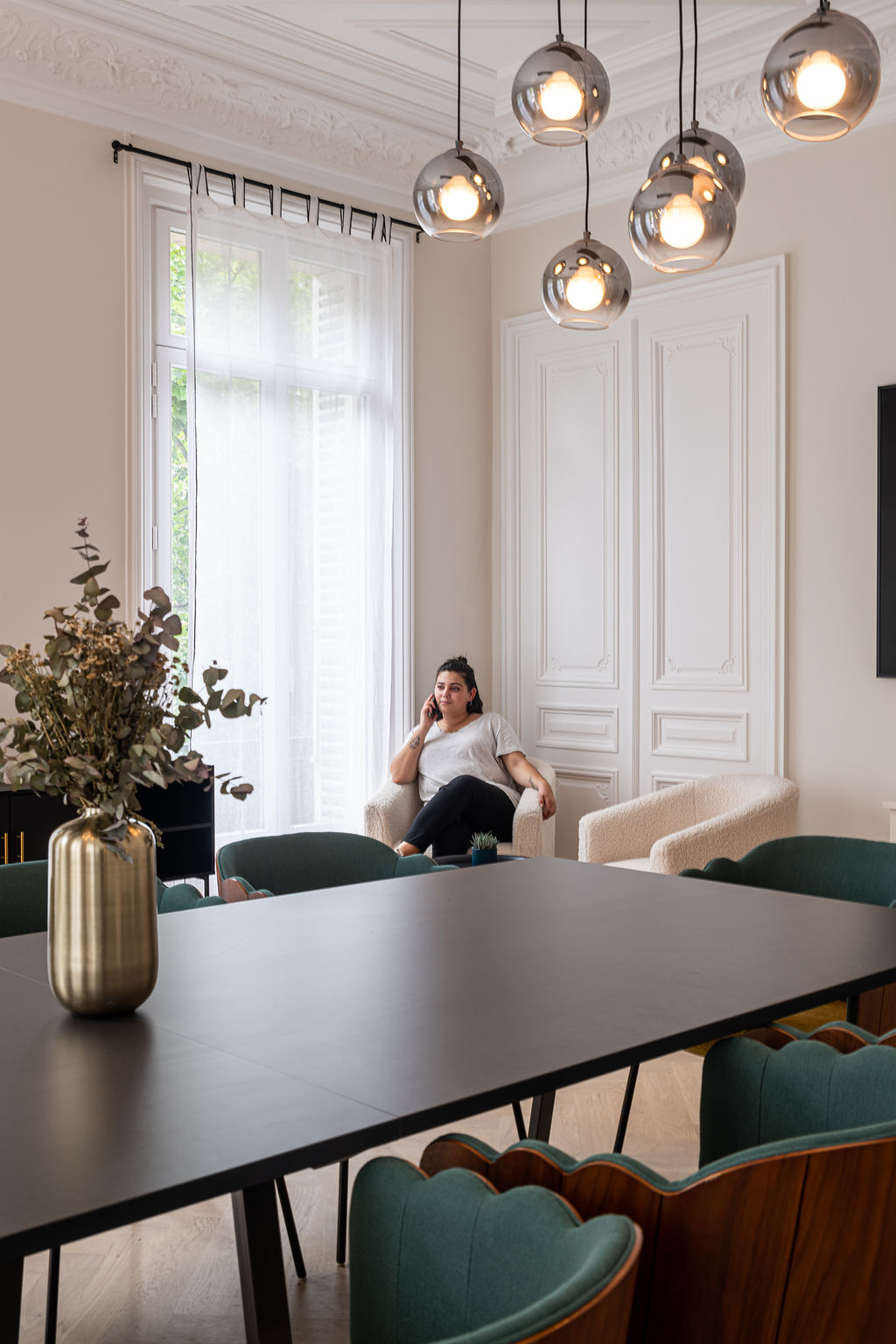 Intérieur de bureaux design, matériaux sobres et tons neutres