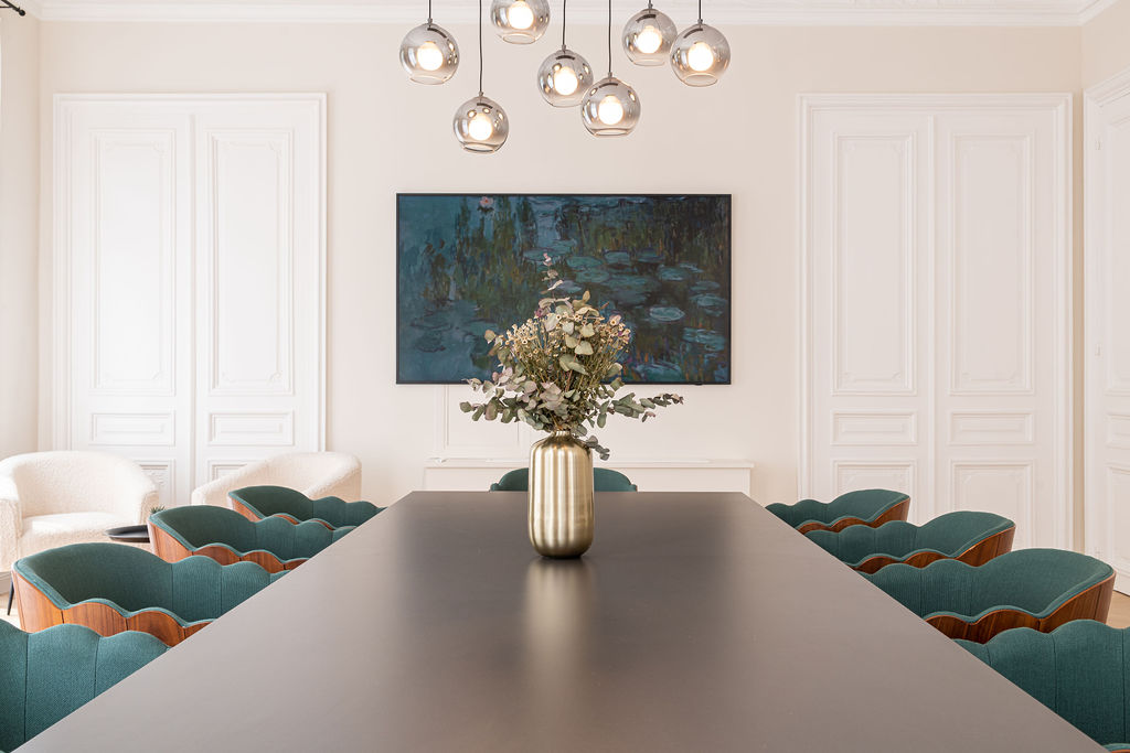 Intérieur de bureaux design, matériaux sobres et tons neutres