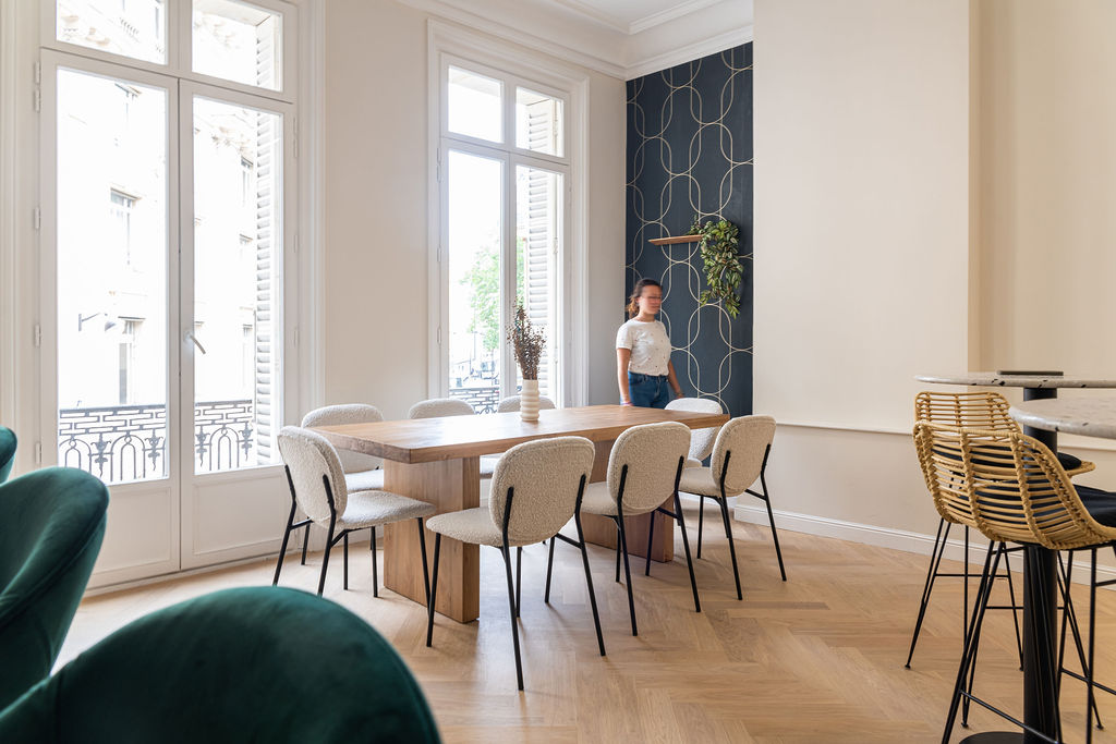 Intérieur de bureaux design, matériaux sobres et tons neutres