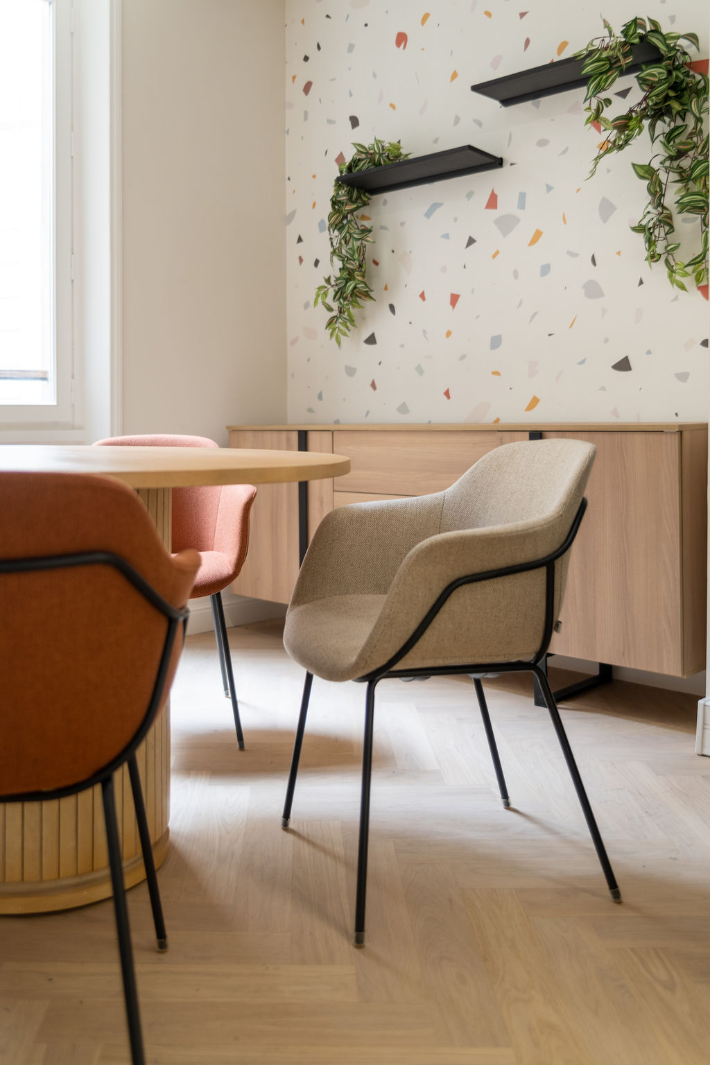 Intérieur de bureaux design, matériaux sobres et tons neutres