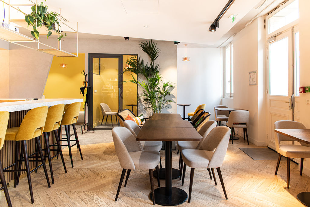 Bureaux contemporains, lignes épurées et lumière naturelle (photographie d’intérieur) — par Jonathan Moyal