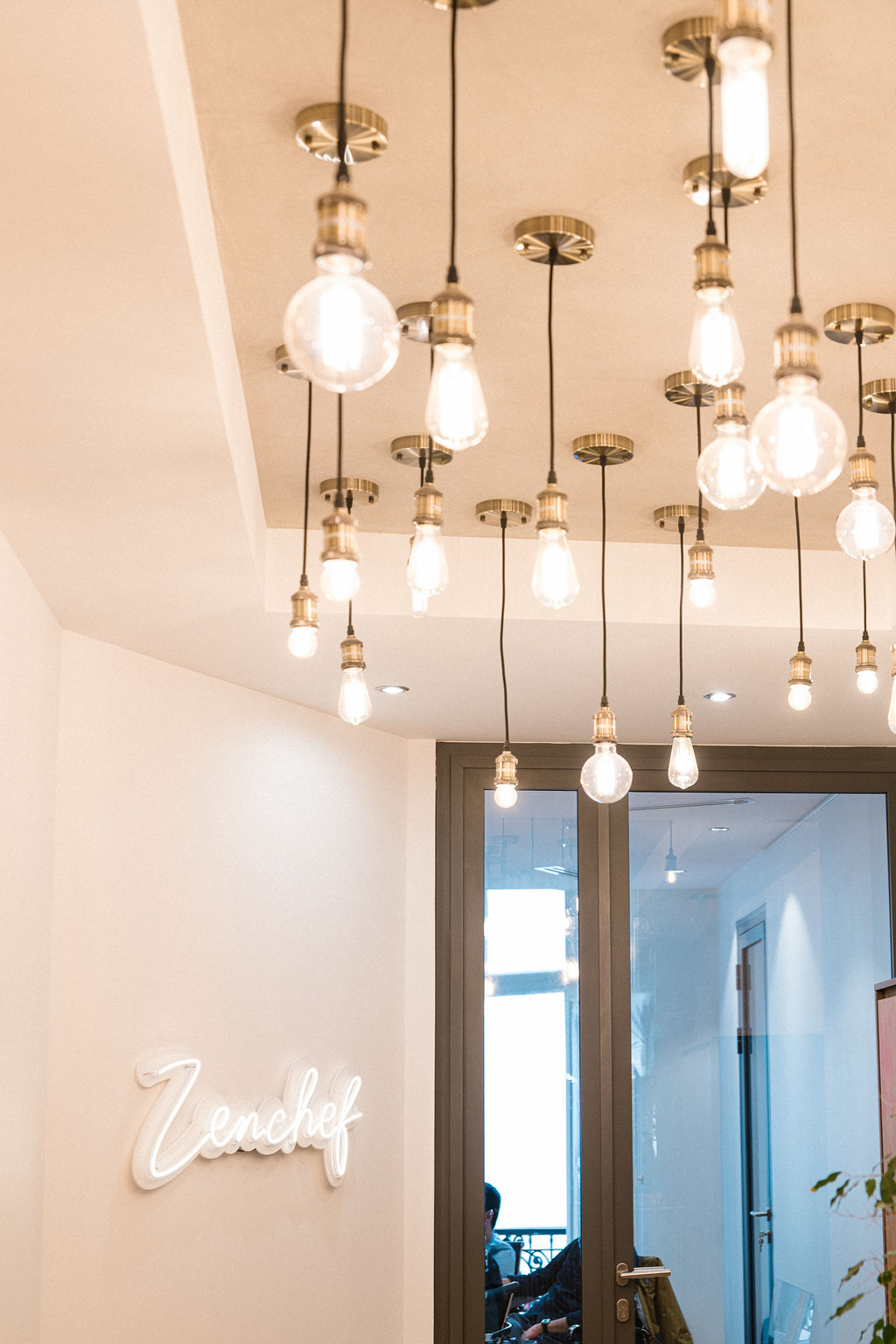 Bureaux contemporains, lignes épurées et lumière naturelle (photographie d’intérieur) — par Jonathan Moyal