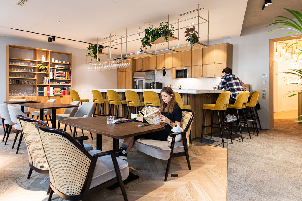 Bureaux contemporains, lignes épurées et lumière naturelle (photographie d’intérieur) — par Jonathan Moyal