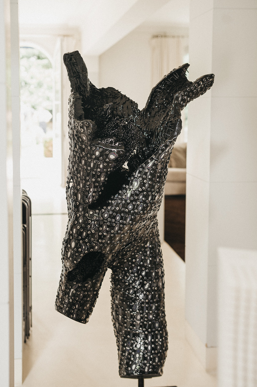 Salle de réunion vitrée, transparences et reflets — bureaux de Spaces (photographie d’intérieur) — reportage signé Jonathan Moyal