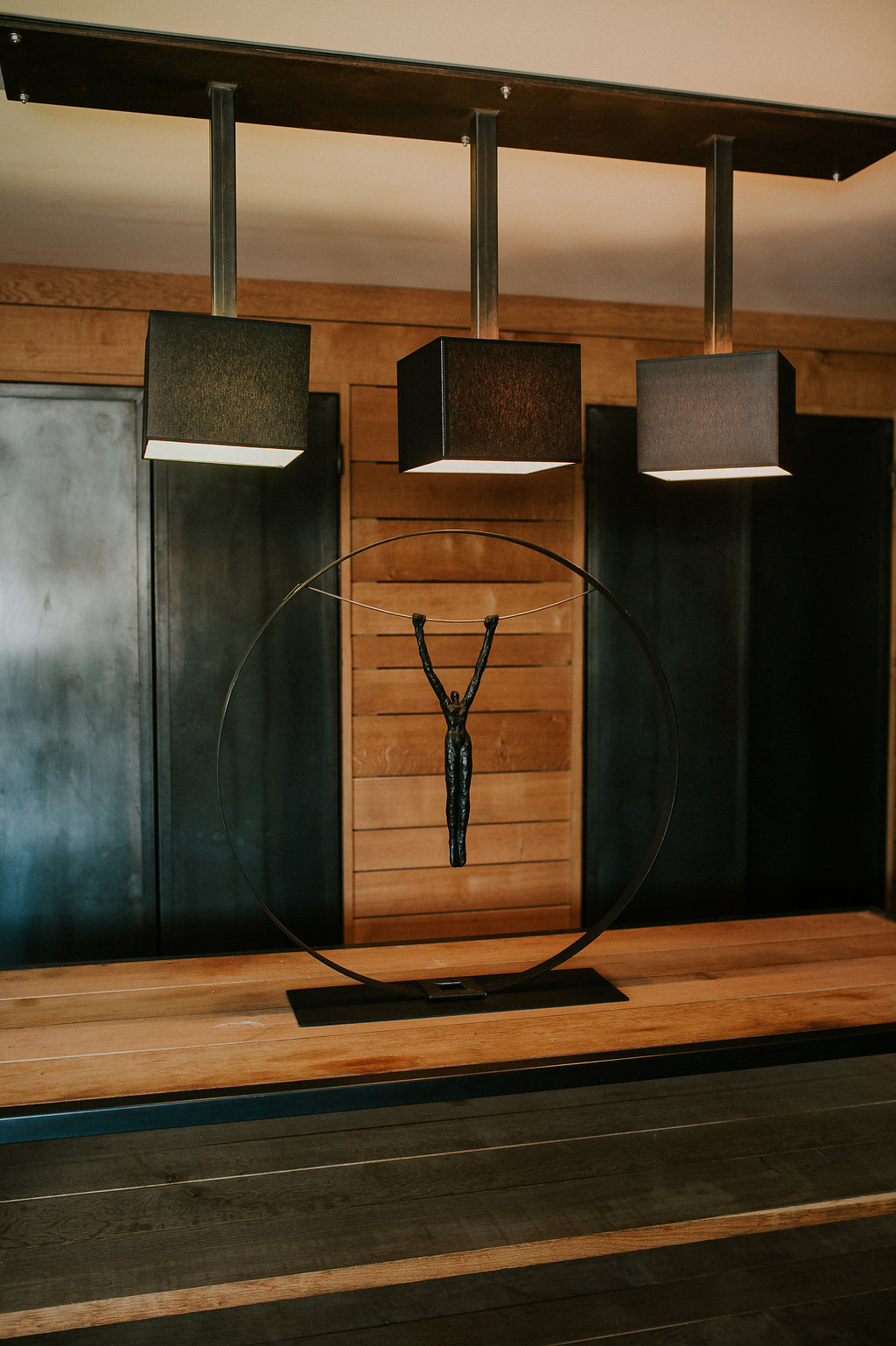 Salle de réunion vitrée, transparences et reflets — bureaux de Spaces (photographie d’intérieur) — reportage signé Jonathan Moyal