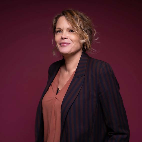 Esther kijkt glimlachend